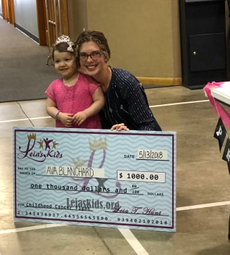 leia and ava with a check